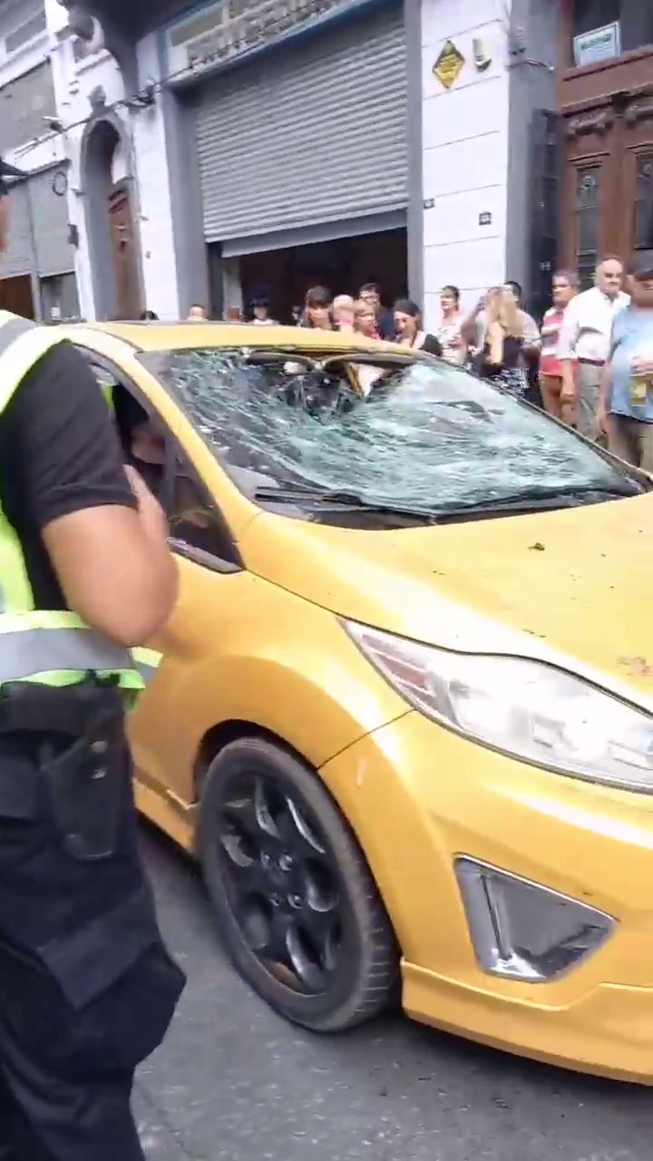 Cortó un piquete, atropelló a dos manifestante y le terminaron destrozando el auto (@@RodrigoMiro76)