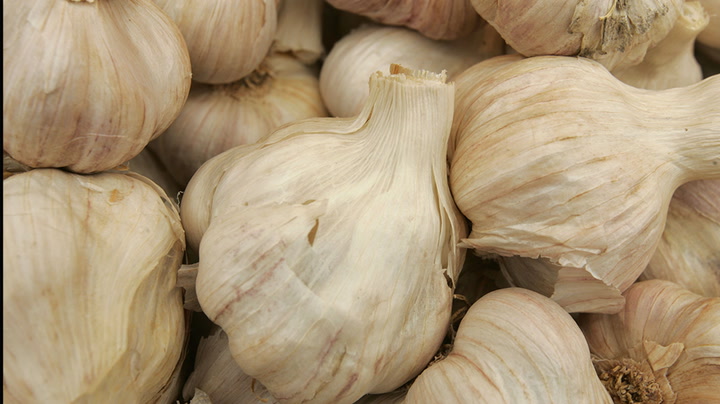 Chef shows off easy hack to peel garlic cloves