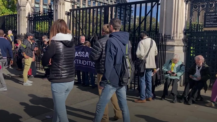 Hundreds form a human chain outside Parliament against Assange extradition