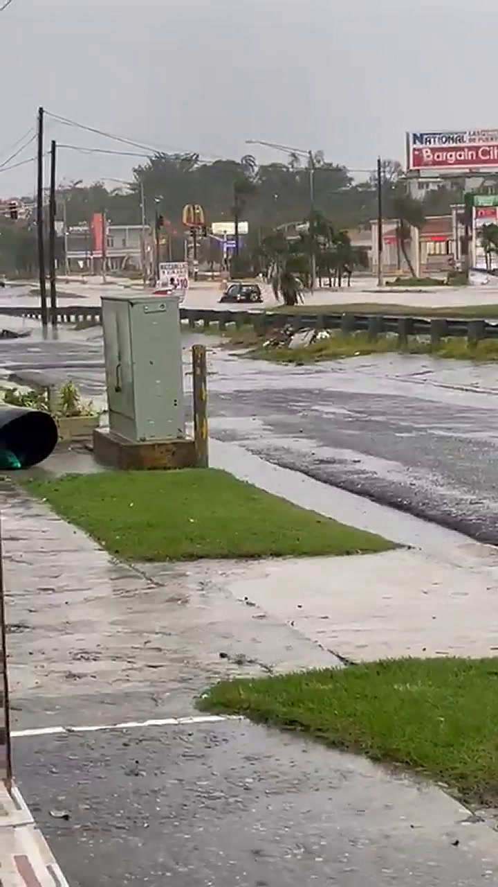 La lluvia y los fuertes vientos arrastraron vehículos en Mayaguez, Puerto Rico