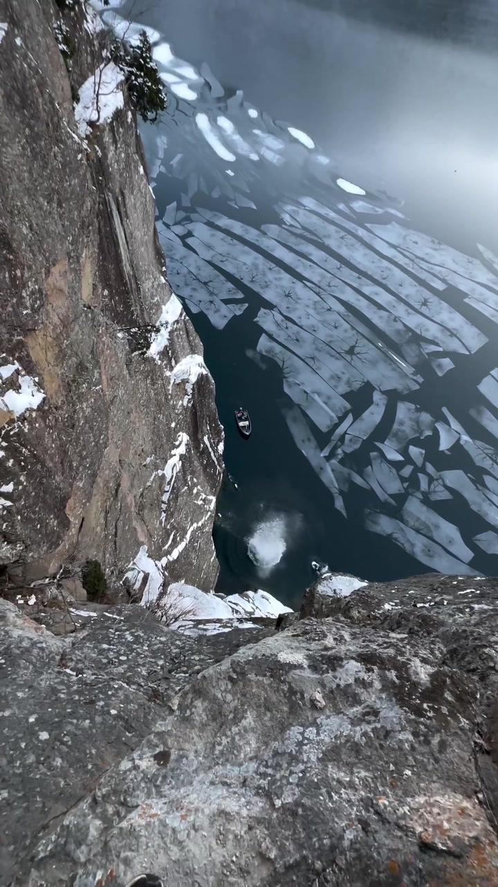 Ken Stornes se tiró desde 40 metros de altura hacia un río de agua congelada