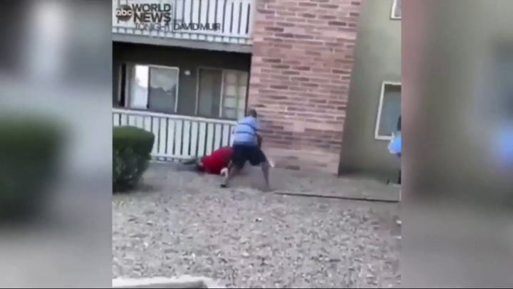 Video bebe es atrapado tras caer de un balcón
