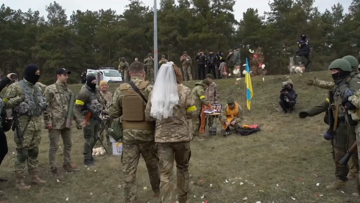 Así se llevó a cabo una boda en el frente de batalla ucraniano  