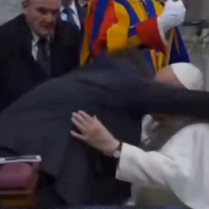 Gif abrazo Milei y el Papa