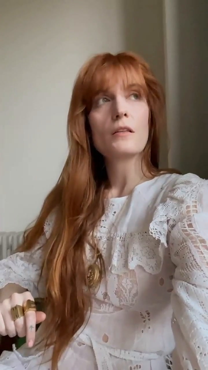 Florence Welch publica un video en el que se queja de una petición de su disquera