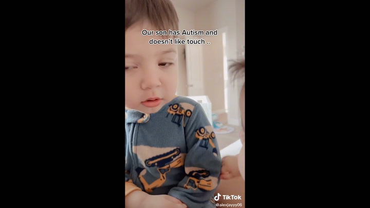 Este bebé autista permite caricias de su hermana a pesar de no gustarle el contacto físico