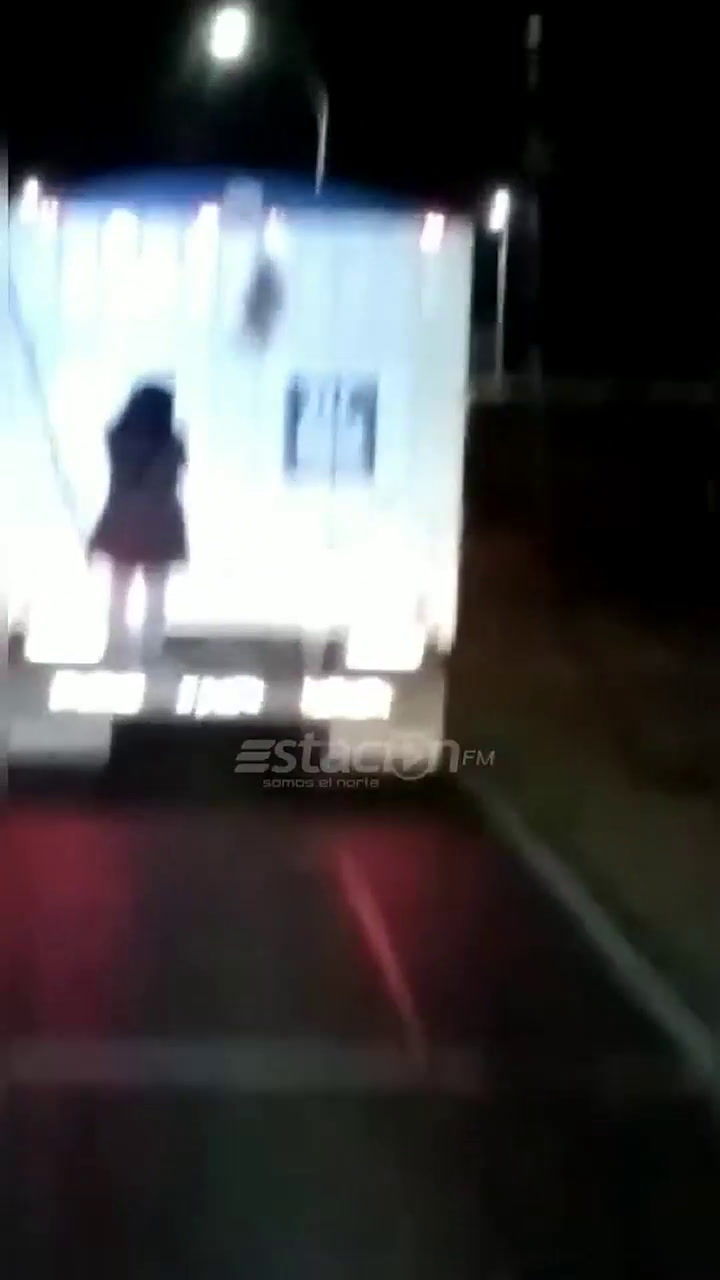 La misteriosa aparición de una mujer colgada en un camión. FUENTE: FM
