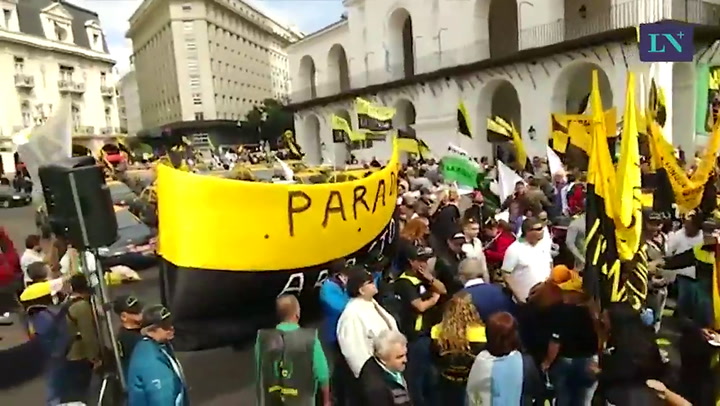 Masiva protesta de taxistas en Plaza de Mayo