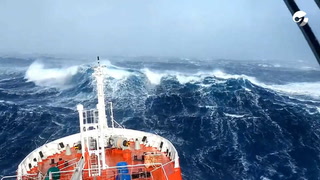 Imágenes extraordinarias de un buque tanque luchando contra olas de más de 10 metros