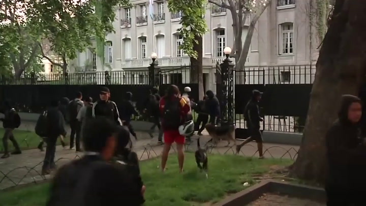 Caso Maldonado: movilización e incidentes frente a la embajada argentina en Chile