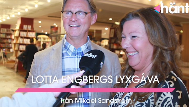 Här visar Lotta Engberg upp nya lyxgåvan från Mikael Sandström