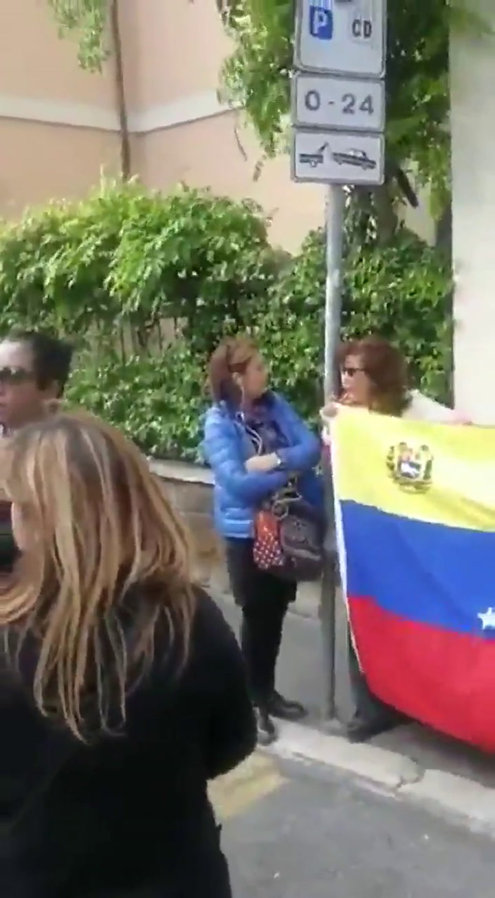 Venezolanos en la embajada en Roma