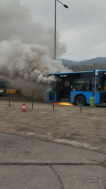 Kigyulladt egy busz a Bécsi úton