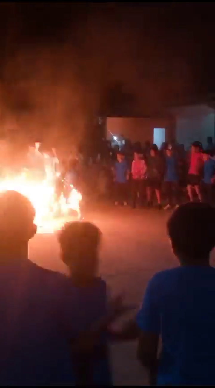 Santiago del Estero: un niño terminó envuelto en llamas tras tropezar con un aro de fuego en una exhibición escolar