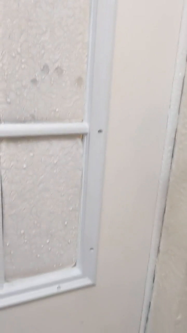 Habitantes de Nebraska muestran pared de hielo en su puerta