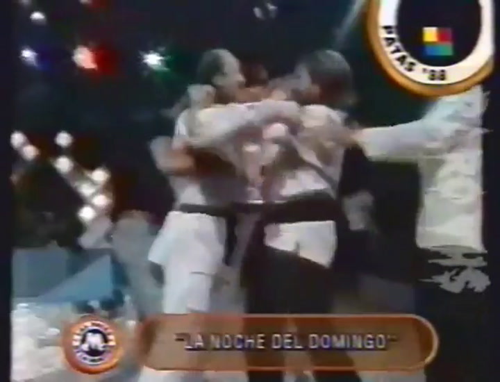 El Dragón Nestor Varzé en La Noche del Domingo (1988) - Fuente: Youtube