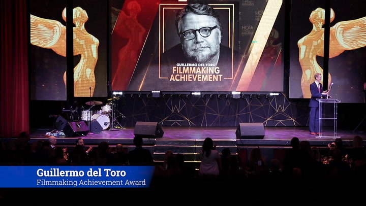 Guillermo del Toro recibe el premio al Logro Cinematográfico de la HCA