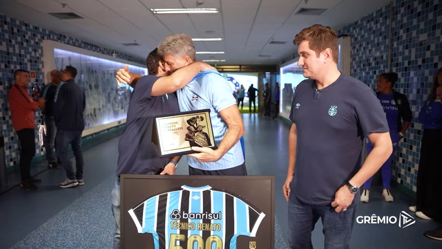 Renato Gaúcho recebe homenagem do Grêmio por 500 jogos como técnico