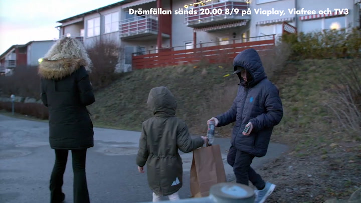 Sandra Dahlberg pantar burkar med barnen för att få ekonomin att gå ihop