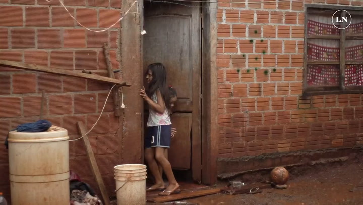 Yenifer Miérez tiene 11 años y vive en una casa precaria en el barrio San Cayetano de Eldorado