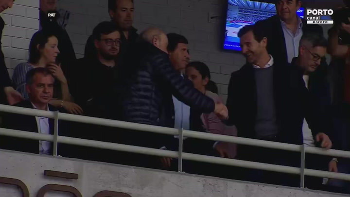 É VIRAL | O cumprimento entre presidentes: Pinto da Costa e Villas-Boas abraçam-se no Dragão Arena