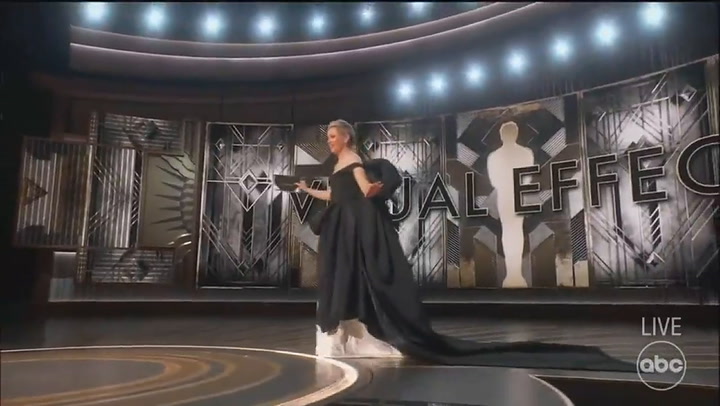 Elizabeth Banks tropieza al subir al escenario de los Oscars