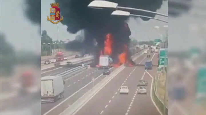 Así fue la explosión de un camión en Bolonia - Fuente: AFP