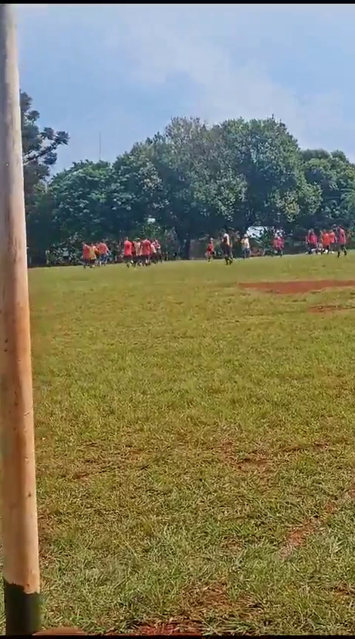 El momento en que un árbitro apuñala a un futbolista amateur