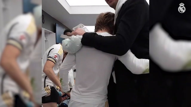 Modric é recebido com festa no vestiário após golaço contra o Sevilla