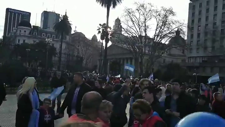 Algunos esperan en Casa Rosada a que llegue toda la multitud. Fuente:Twitter