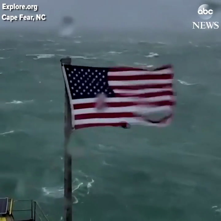 Timelapse: Bandera de EEUU destrozada por los vientos fuertes - Fuente: ABC News