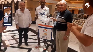 El club Deportivo Paraguayo homenajeó a Jorge Dely Valdés, DT de Panamá