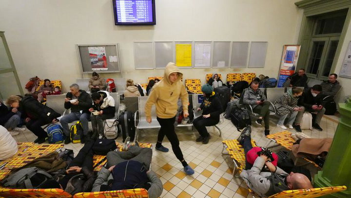 Así llegan los primeros refugiados ucranianos a Polonia 