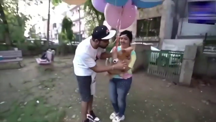 Un youtuber hizo volar a un pequeño perro atado a globos de hidrógeno