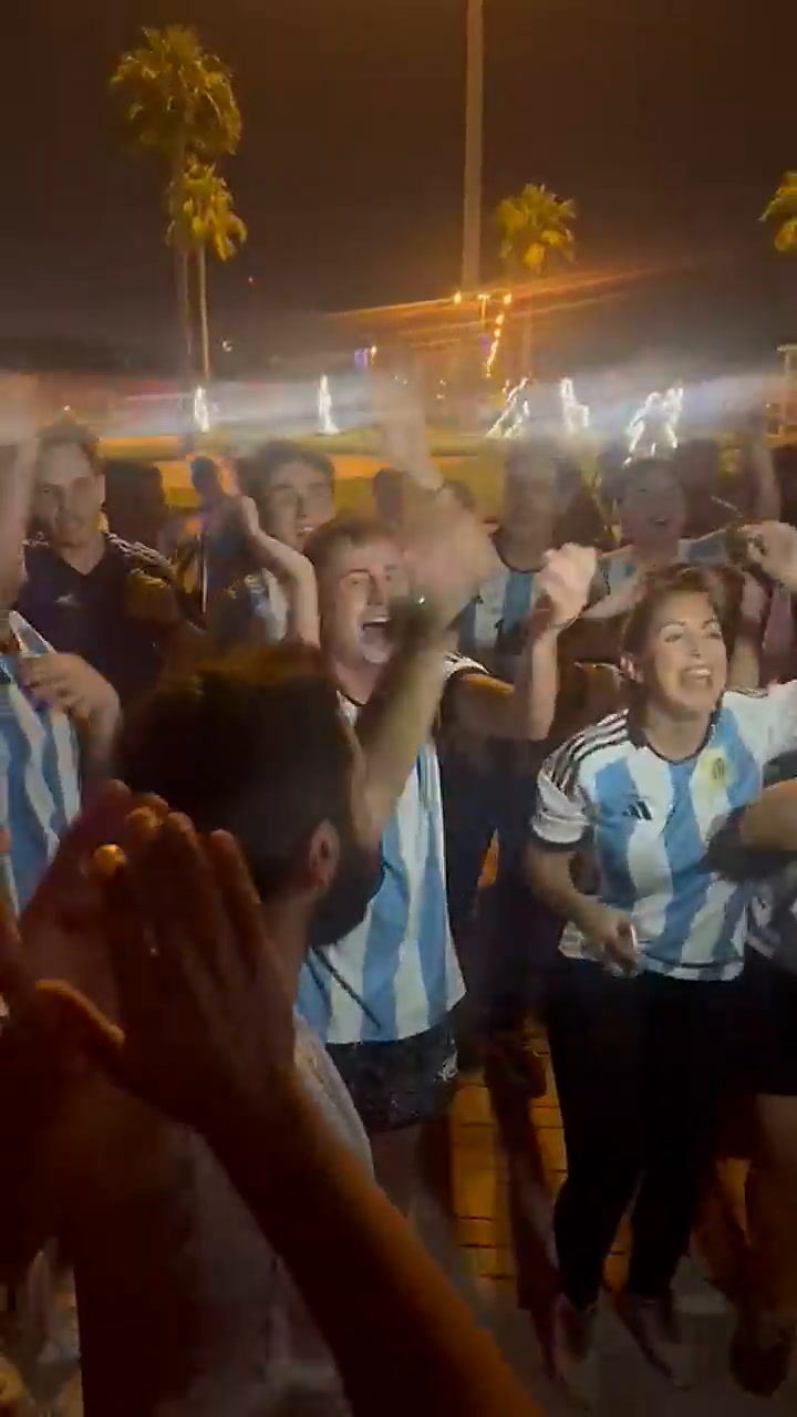 Hinchas Argentinos en la concentración de los jugadores en Qatar