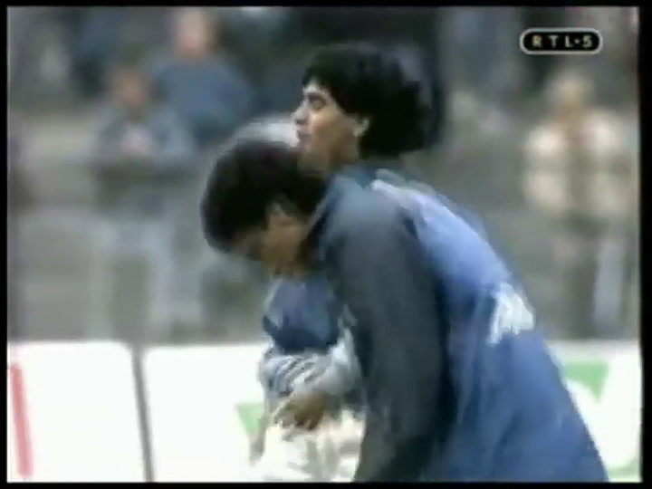 Los jueguitos de Diego Maradona en la previa de la final de la Copa Uefa 1989, un clásico del '10'