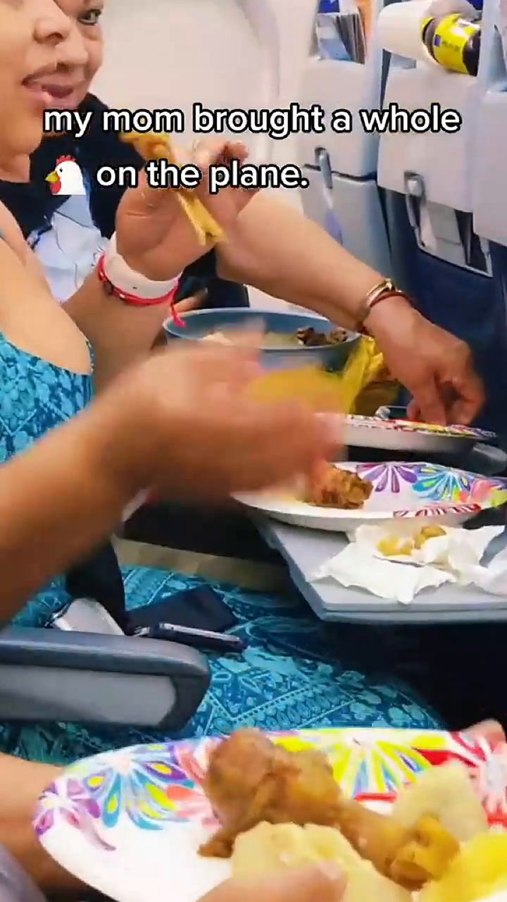 La familia comió una peculiar comida en el avión