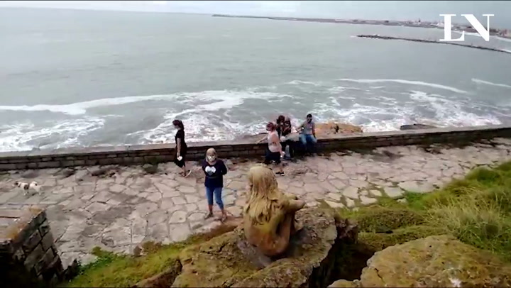 Mar del Plata: una estatua misteriosa apareció en Playa Chica