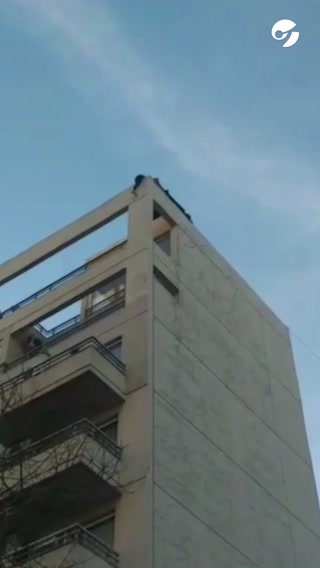El arriesgado rescate policial en una cornisa, visto desde la base del edificio de nueve pisos