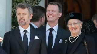 Kronprins Frederik og prins Joachim fik knus og klem af mor