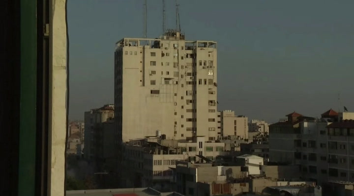 Ataques aéreos israelíes derriban un edificio en Gaza