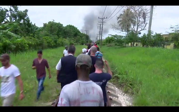 El momento en que rescatan a uno de los sobrevivientes del accidente aéreo en Cuba - Fuente: YouTube