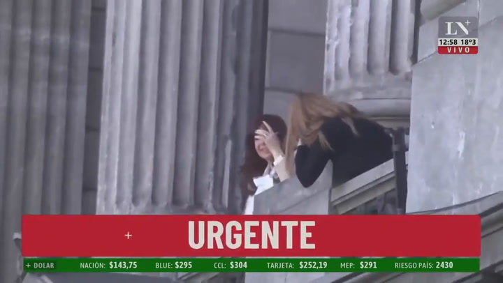 Cristina Kirchner saludó desde el balcón y acusó: 'Es un juicio al peronismo'