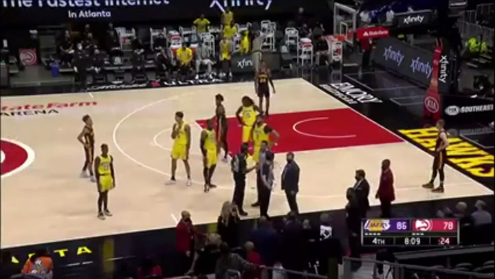 La pelea de LeBron James con el público en pleno partido de los Lakers ante los Hawks