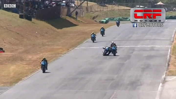 La increíble pelea de dos pilotos sobre una moto en plena carrera en Costa Rica - Fuente: BBC