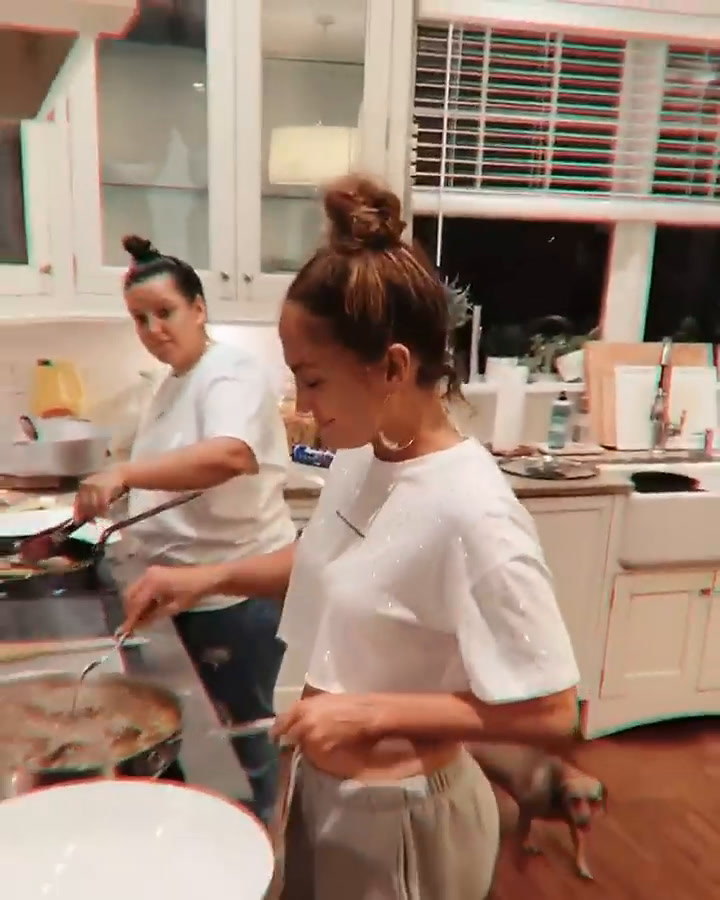 Jennifer Lopez in fraganti: su pareja la grabó cocinando al natural y bailando merengue