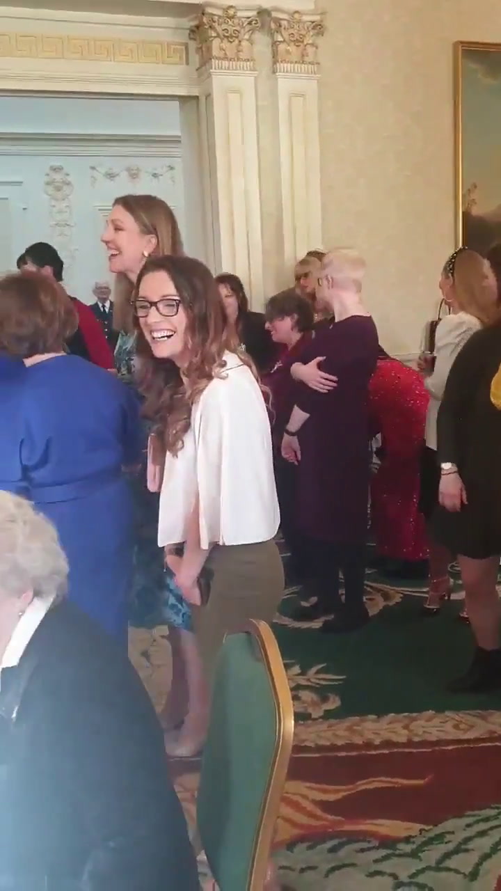El presidente de Irlanda estaba en un acto y su perro entró a la sala pidiendo mimos