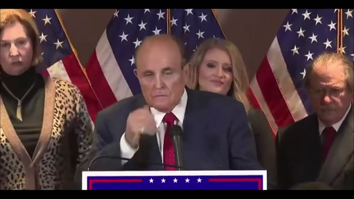 El mal momento de Rudy Giuliani cuando el sudor le corrió la tintura del cabello
