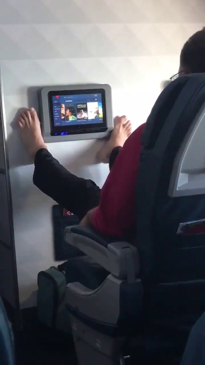La asquerosa manera de pasar películas en el avión de este pasajero te va a escandalizar - Twitter