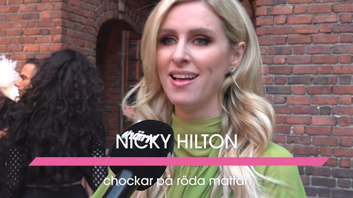 Nicky Hilton chockar på röda mattan visar upp sin outfiten på MaxMara